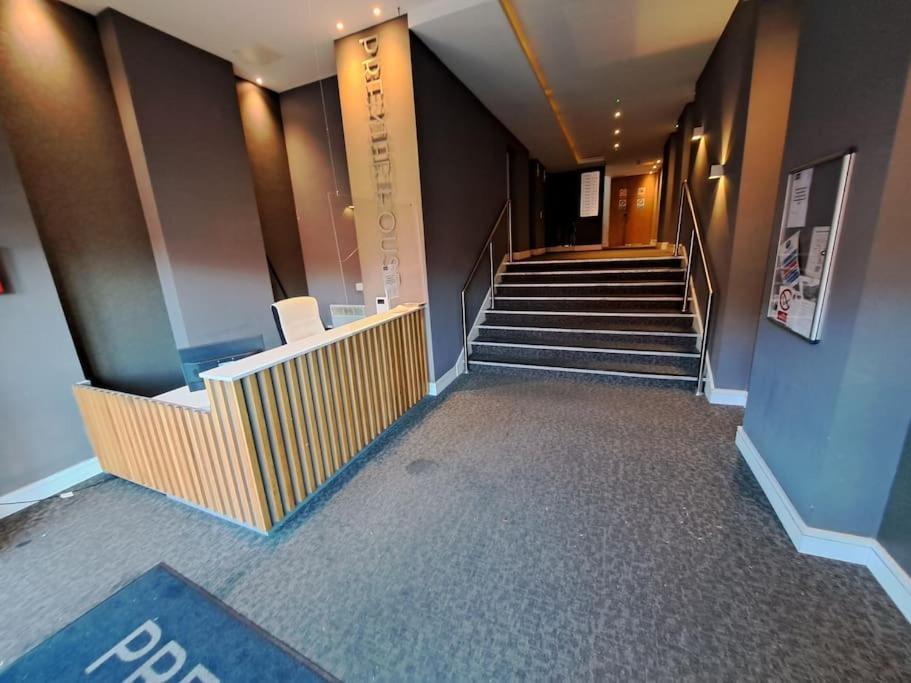 Luxury Apartment With Stunning Views On 10Th Floor Edgware Esterno foto