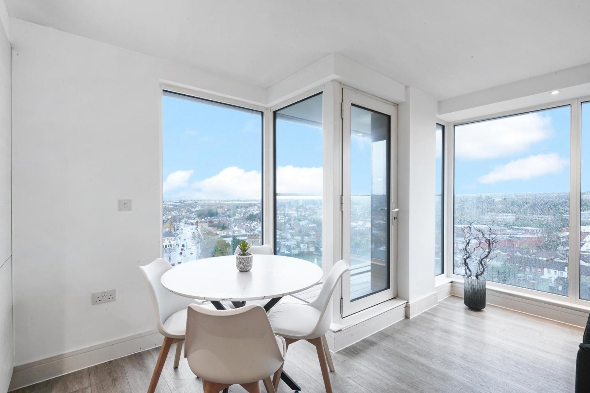 Luxury Apartment With Stunning Views On 10Th Floor Edgware Esterno foto